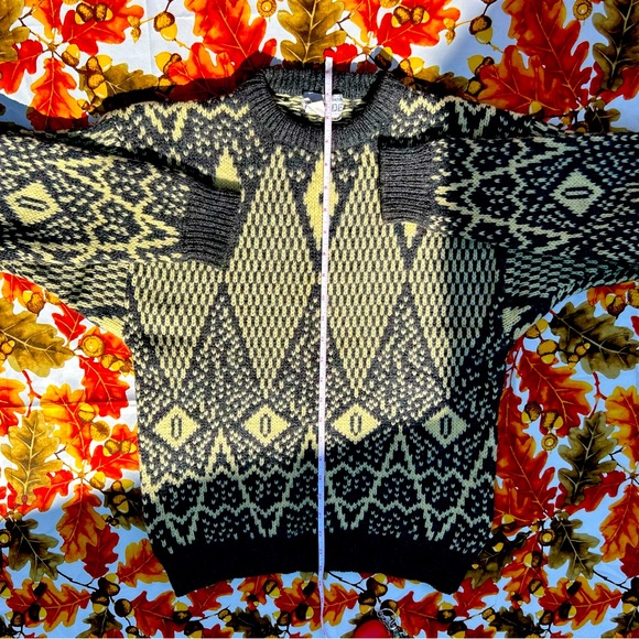 Gorgeous Vintage Wool Sweater - Picture 4 of 6